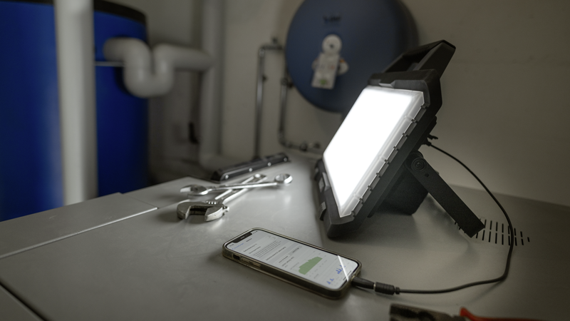 WORKLIGHT Multi Battery LED Akku-Strahler 50W mit Traggriff und Standfuss – Bild 8