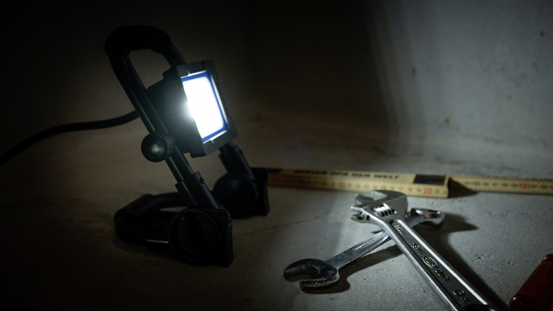 WORKLIGHT LED Strahler 10W mit Traggriff und klappbarem Standfuss 5m – Bild 6