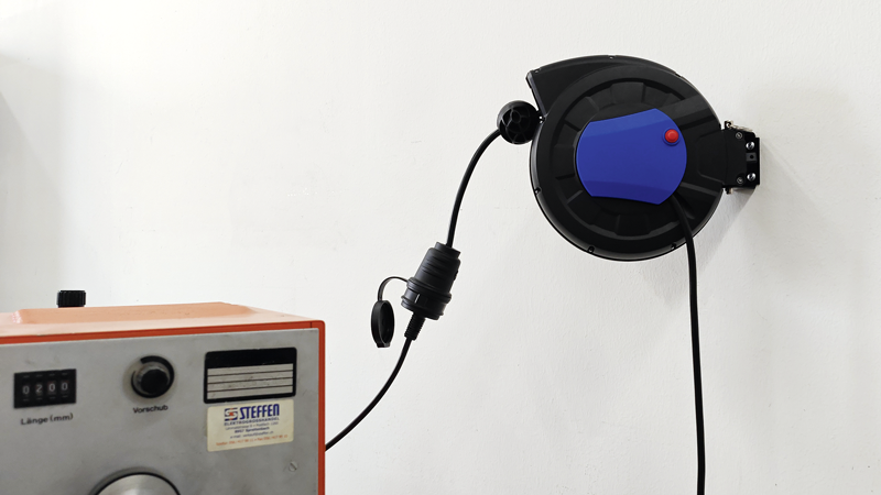 STEFFEN Kunststoff Kabelrückzugrolle 1xT13 Td 3x1.5mm2 5m mit Stecker T12 1m sw/bl - Image 4